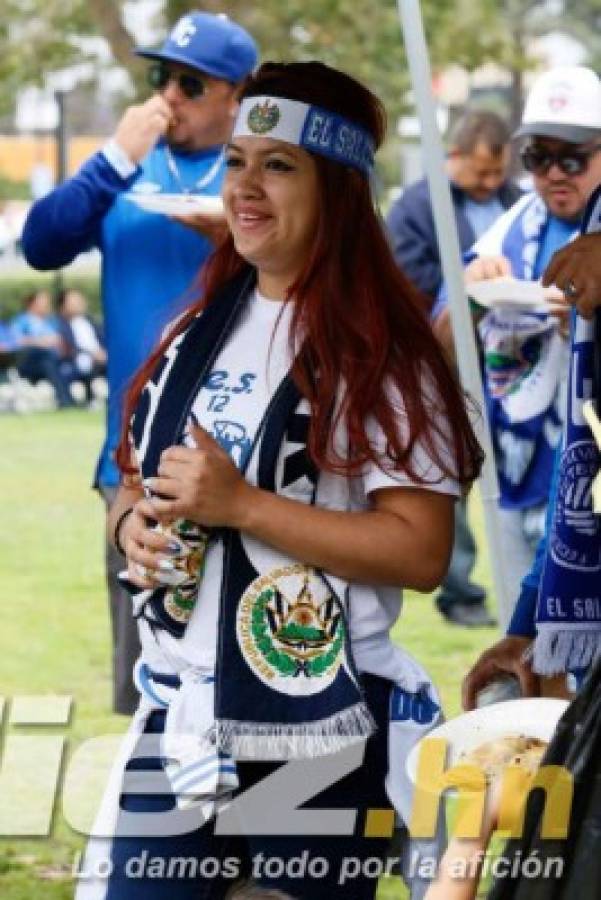 ¡Una fiesta! Lindo ambiente y bellas chicas para el Honduras-El Salvador por la Copa Oro