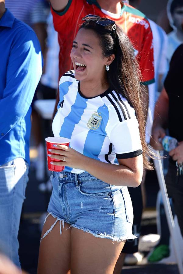 ¡Un espectáculo! La deslumbrante pasarela en el Argentina-Honduras: derroche de belleza en el Hard Rock de Miami