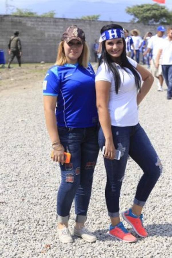 Ellas son las infartantes chicas que engalanaron el Honduras vs Panamá