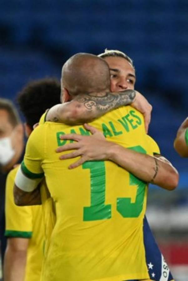 No se vio en TV: La emotiva imagen de Dani Alves, el llanto de los españoles y el festejo de Brasil
