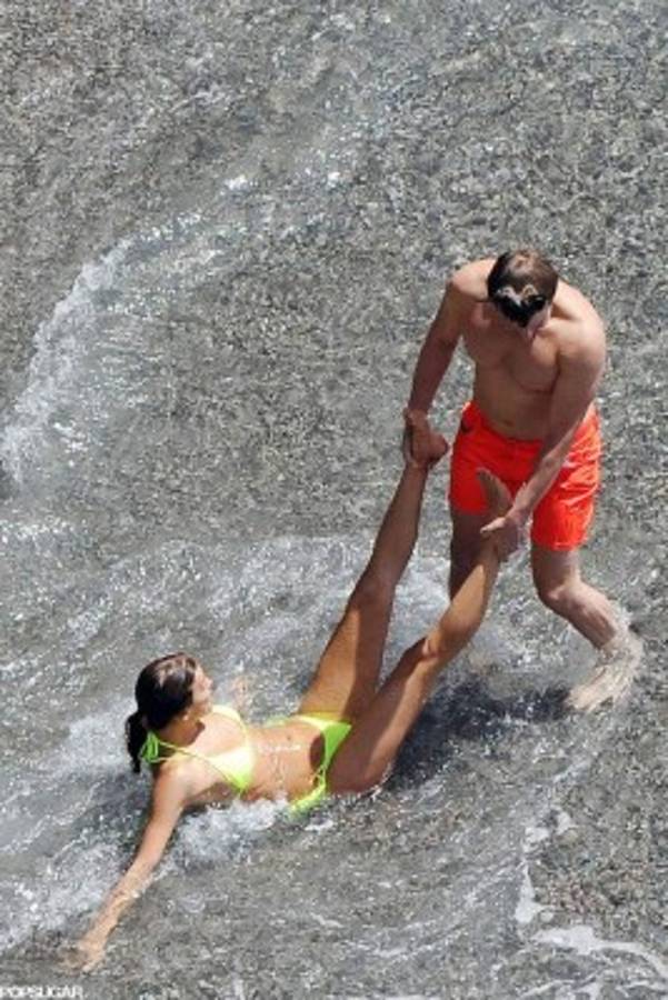 Entre rumores de embarazo, playas y besos, así es la vida de Irina Shayk lejos de Cristiano