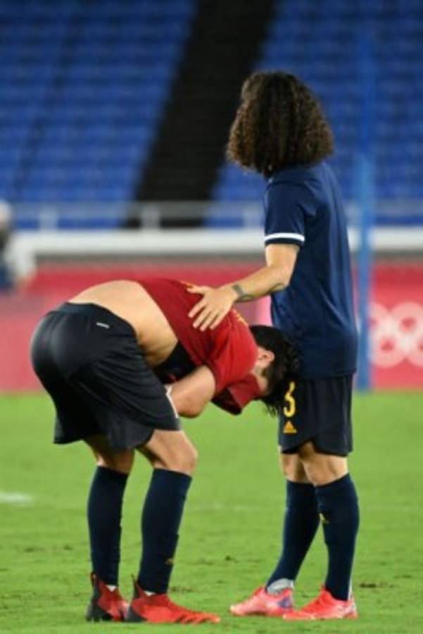 No se vio en TV: La emotiva imagen de Dani Alves, el llanto de los españoles y el festejo de Brasil