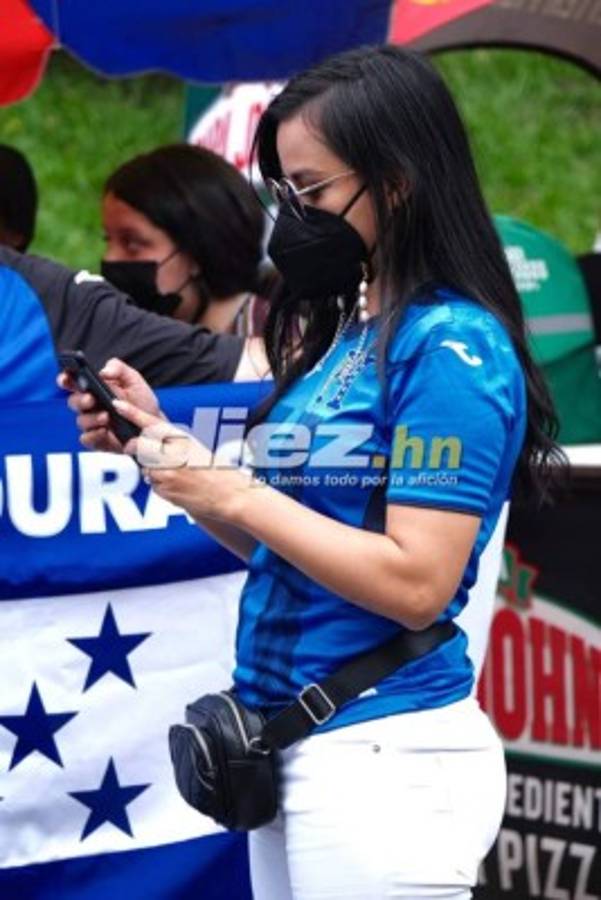 Las bellas chicas vaqueras, el prócer y el busito de la aventura en la previa del El Salvador vs Honduras