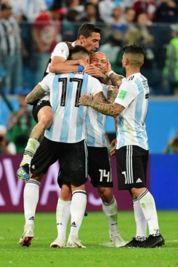 FOTOS: El emotivo festejo de Messi tras clasificar con Argentina a octavos