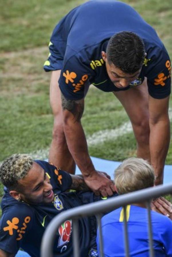 Risas, bromas y tierna visita a Neymar en el entreno de Brasil