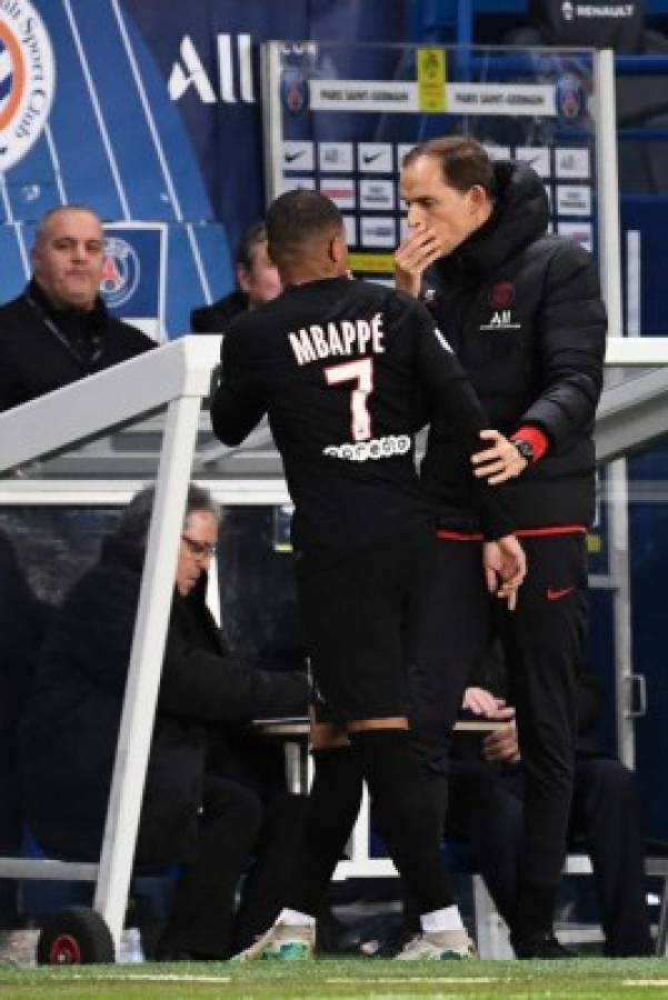 Paris Saint-Germain's French forward Kylian Mbappe (L) speaks with Paris Saint-Germain's German coach Thomas Tuchel as he leaves the pitch during the French L1 football match between Paris Saint-Germain (PSG) and Montpellier Herault SC at the Parc des Princes stadium in Paris, on February 1, 2020. (Photo by FRANCK FIFE / AFP)