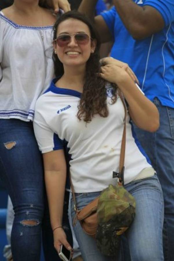 Ellas son las infartantes chicas que engalanaron el Honduras vs Panamá