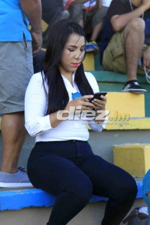 NO VISTE EN TV: Lluvia de huevos, pancartas en el Nacional y chicas lindas