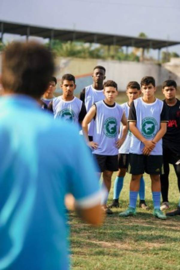 Extraña las canchas: así fue captado el entrenador Héctor Vargas en su visita a prestigiosa academia sampedrana