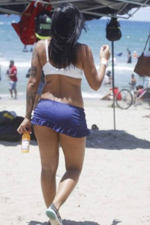 Así se divierten las bellas chicas en las playas de Honduras