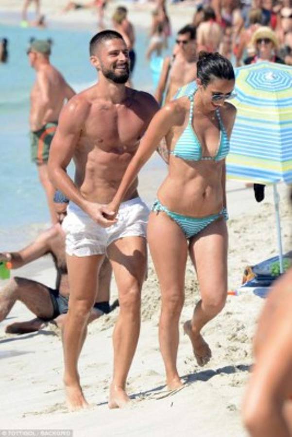 Fotos: Giroud es cazado con su linda novia de vacaciones en España