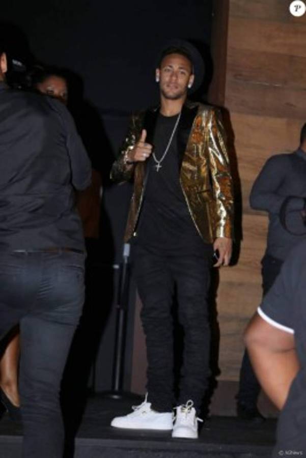 Neymar se pasa a lo grande la fiesta de 20 años de su hermana Rafaella