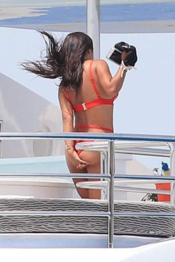 Las vacaciones de Fábregas y su infartante mujer en Ibiza