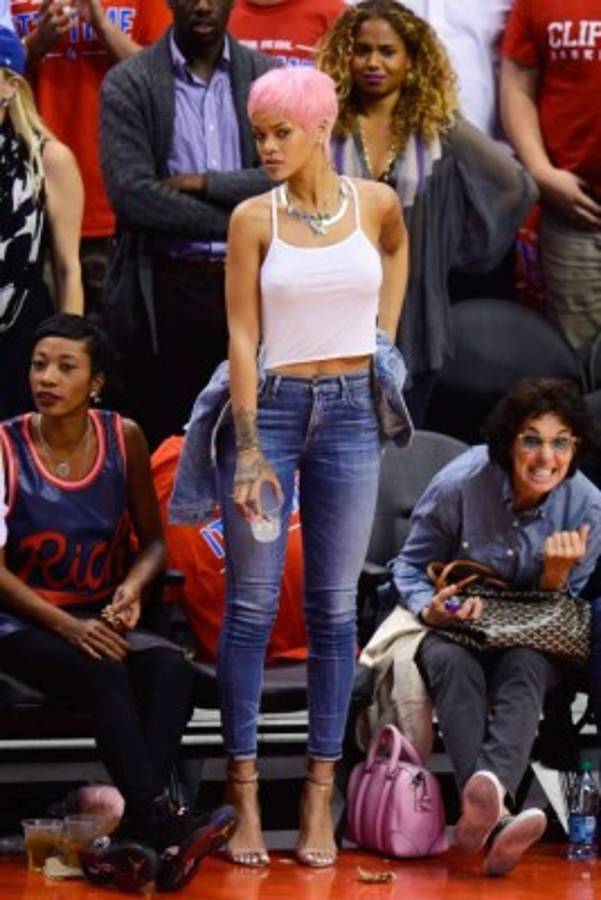 Rihanna, la sexy artista que sufre por los Cavaliers en la final de NBA