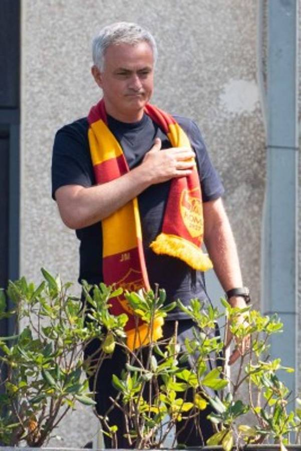 ¿Llegó el nuevo Papa? El brutal recibimiento a José Mourinho en Roma; su gesto con la afición