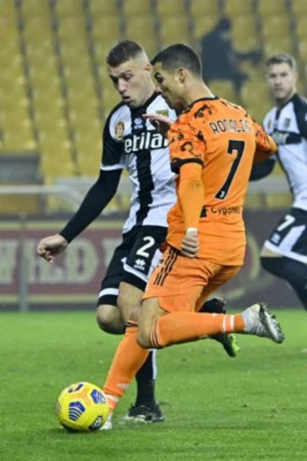 Desafía la gravedad: La secuencia del brutal salto de Cristiano Ronaldo para marcarle al Parma