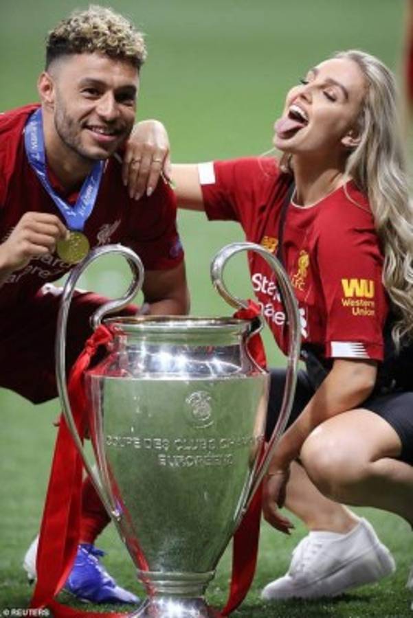 ¡Captado! Crack del Liverpool y su infartante novia celebrando la Champions League