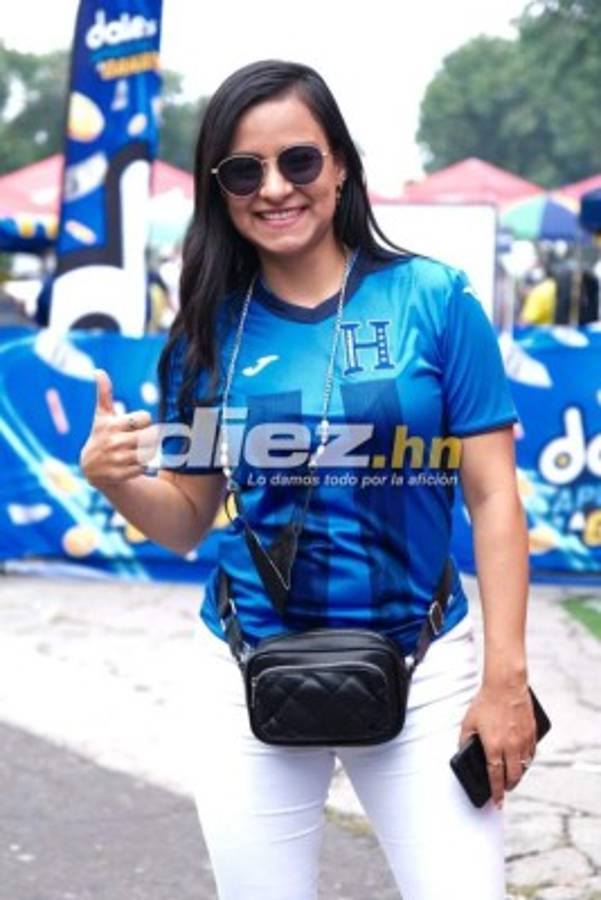 Las bellas chicas vaqueras, el prócer y el busito de la aventura en la previa del El Salvador vs Honduras