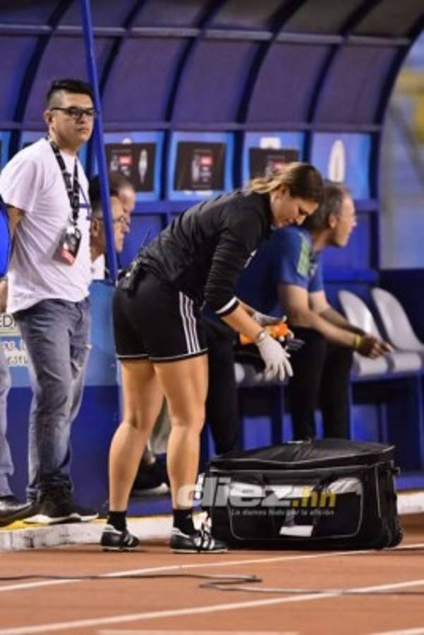 Las chicas, el gato negro y el ambientazo para alentar al Olimpia ante Seattle Sounders