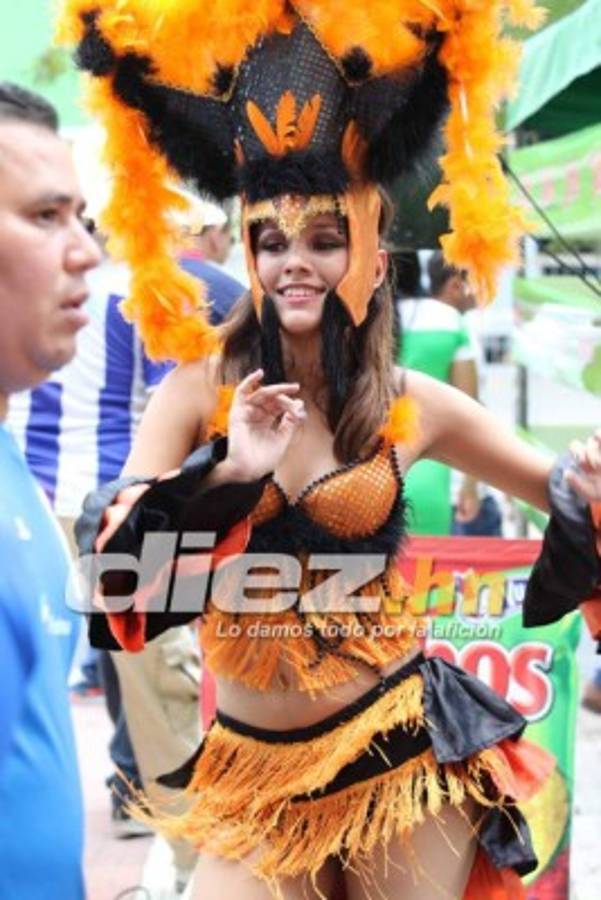 ¡INFARTANTE! Las bellezas que adornaron la previa del Honduras-Costa Rica