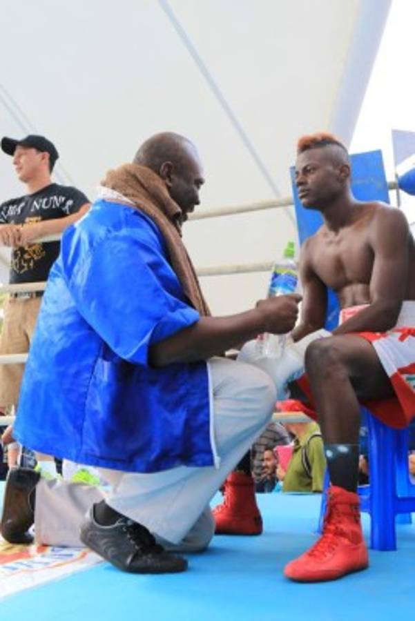 Espectacular ambiente en Tegucigalpa por la pelea del hondureño 'Pupita' Güity