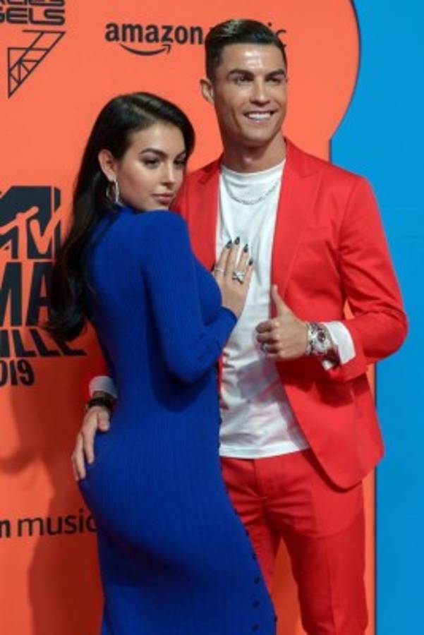 Cristiano Ronaldo y Georgina Rodríguez deslumbran en la alfombra roja de los premios MTV