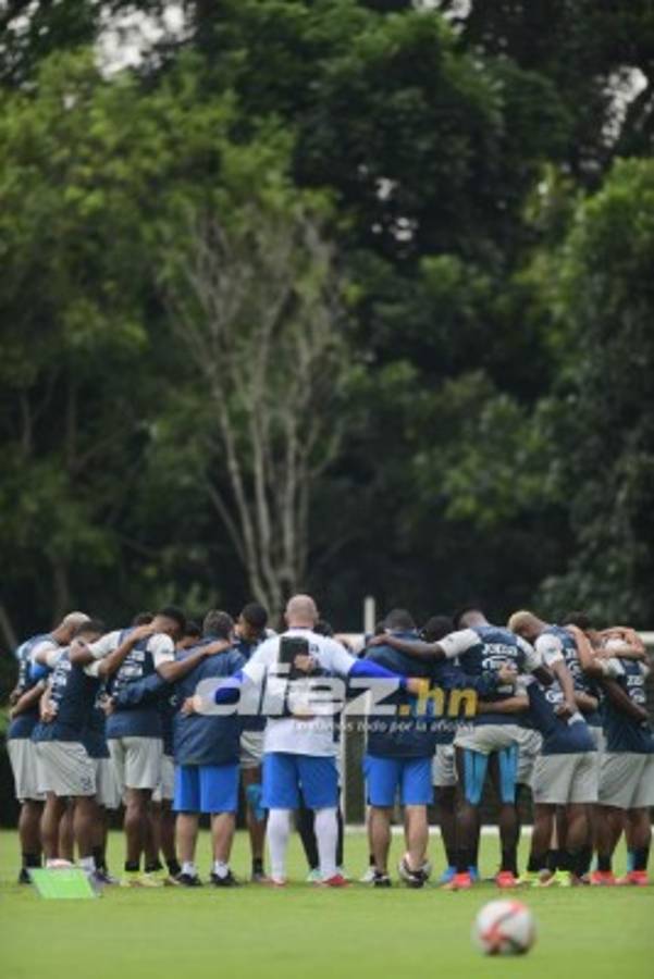 Consejos del Bolillo a un jugador y Kervin Arriaga toma precauciones: Las fotos del entreno de Honduras