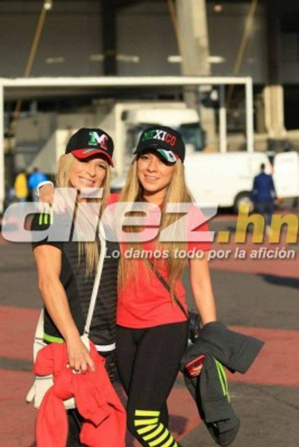 ¡Bellezas! Hasta actriz del Señor de los Cielos se fue al Azteca para el México-Honduras