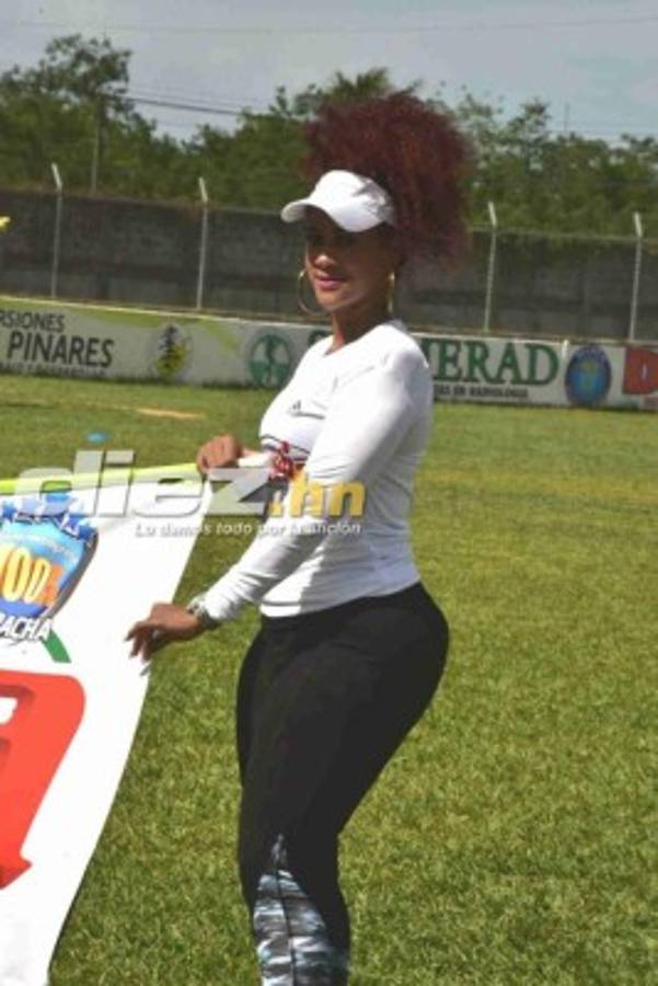 ¡Bellísimas! Final entre Real Sociedad y Olancho se llenó de lindas chicas