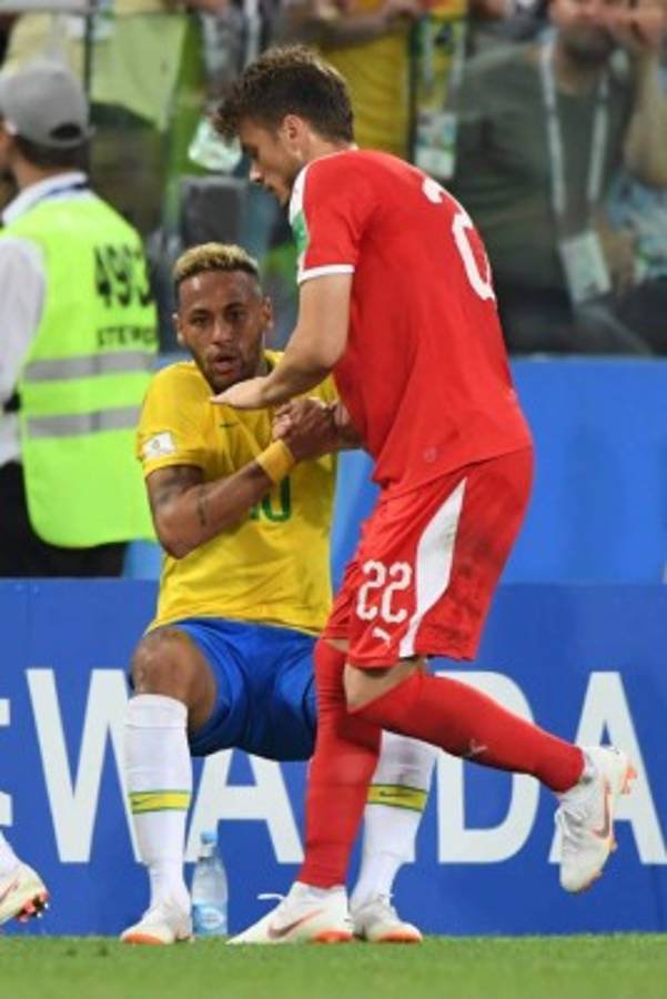 CURIOSO: El show de Neymar, jugador queda 'desnudo' y ¡pelea en las gradas!