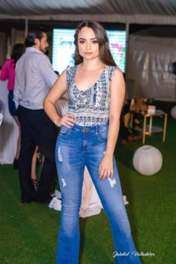 Así es Melissa Handal, la hermosa presentadora de TV y 'barbie' de Instagram