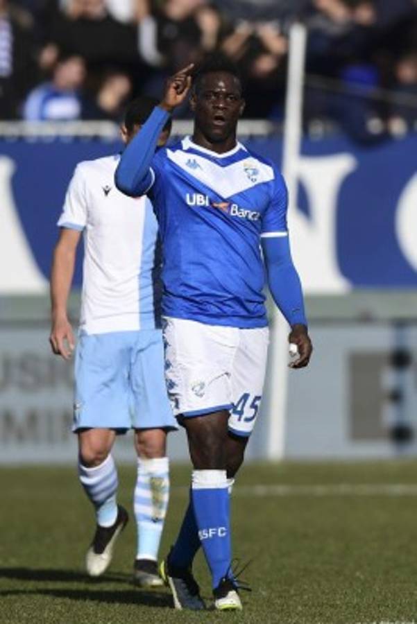 ¡Vergüenza! Mario Balotelli vuelve a recibir insultos racistas en Italia y detuvo el partido