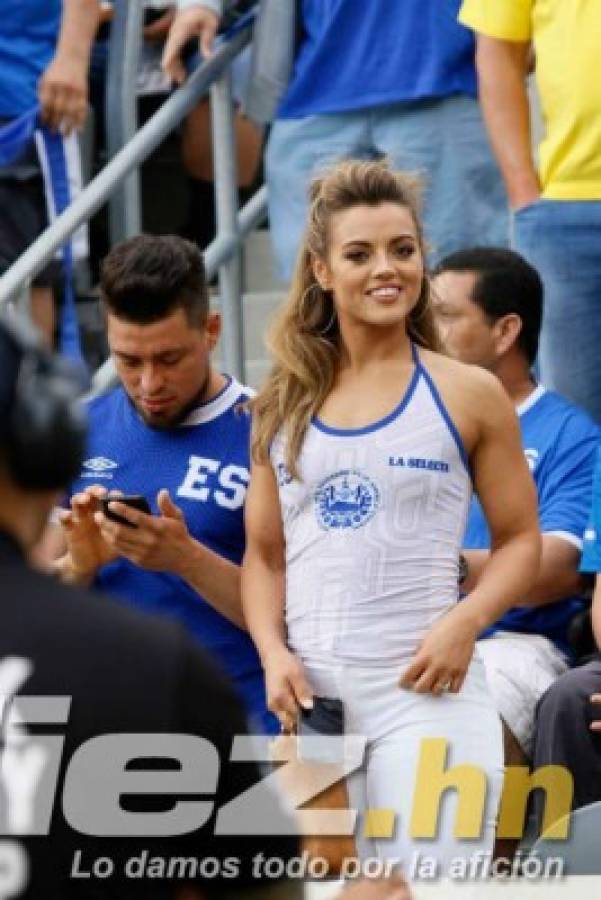 ¡Una fiesta! Lindo ambiente y bellas chicas para el Honduras-El Salvador por la Copa Oro