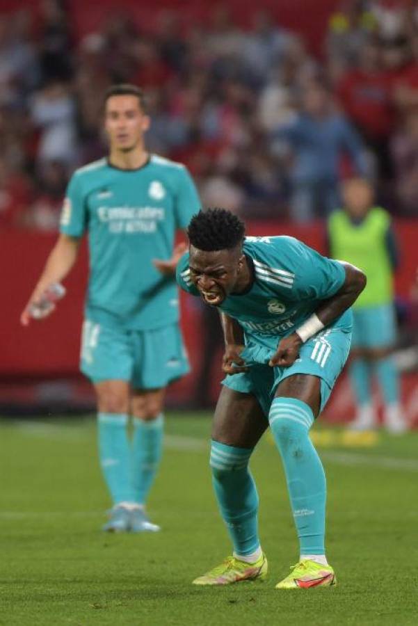 Las fotos de la increíble remontada del Real Madrid: Alaba celebra con otra silla y la bronca de Vinicius