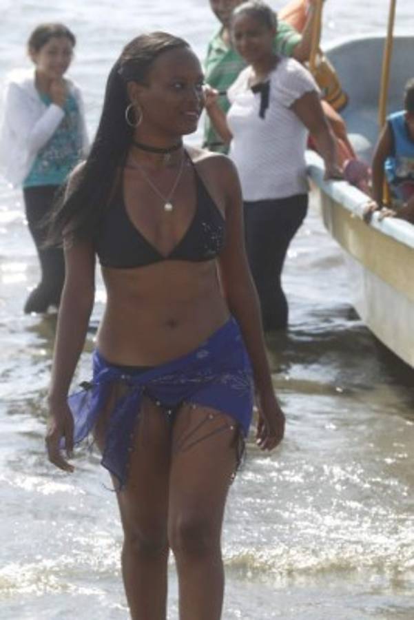 El ardiente verano 2017 en las playas de Honduras