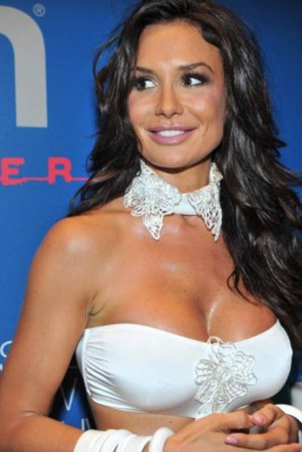 Nicole, la sexy chica que fue acusada de conseguirle mujeres a Silvio Berlusconi