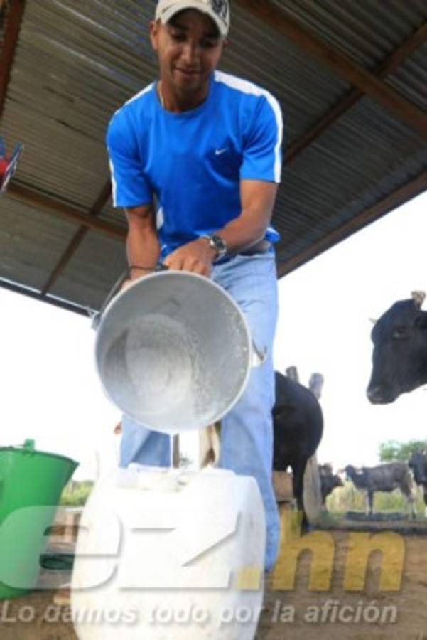Así es la vida del portero Donis Escober entre ganado en su pueblo natal