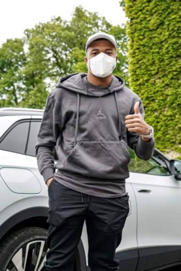 Así fue el regreso de Benzema a la selección de Francia: El gesto de Deschamps y pancartas