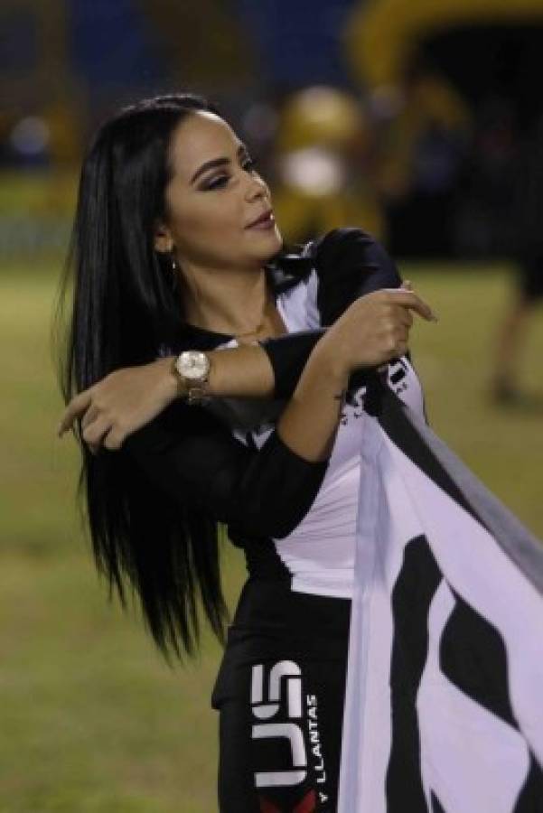 Jeimy Álvarez, la linda hondureña que se roba las miradas en los estadios