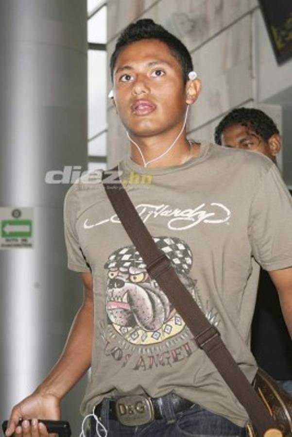 Los celulares, lentes, bolsos y ropa... ¡Así era la moda de los futbolistas hondureños hace una década!