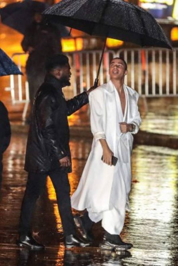 Bajo la lluvia y todos de blanco: Así fue la extravagante fiesta del cumpleaños 28 de Neymar