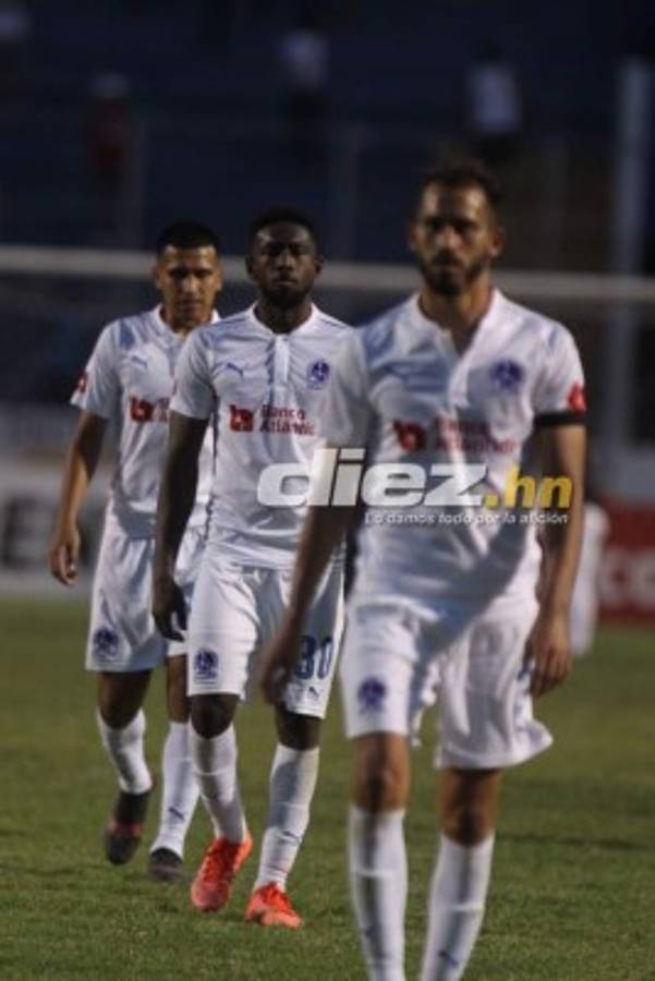 NO VISTE EN TV: Lluvia de huevos, pancartas en el Nacional y chicas lindas