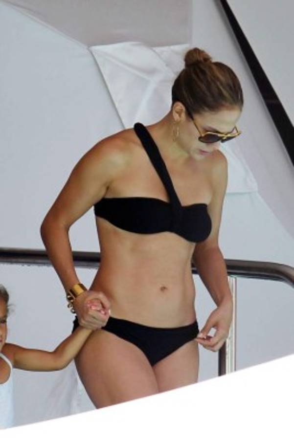 11 fotos de infarto de Jennifer López, la fan número uno del Real Madrid