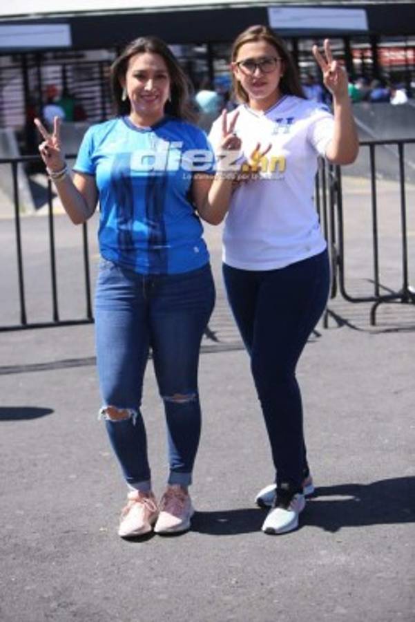 Fotos: Afición catracha llega en gran número al estadio Azteca para apoyar a Honduras ante México