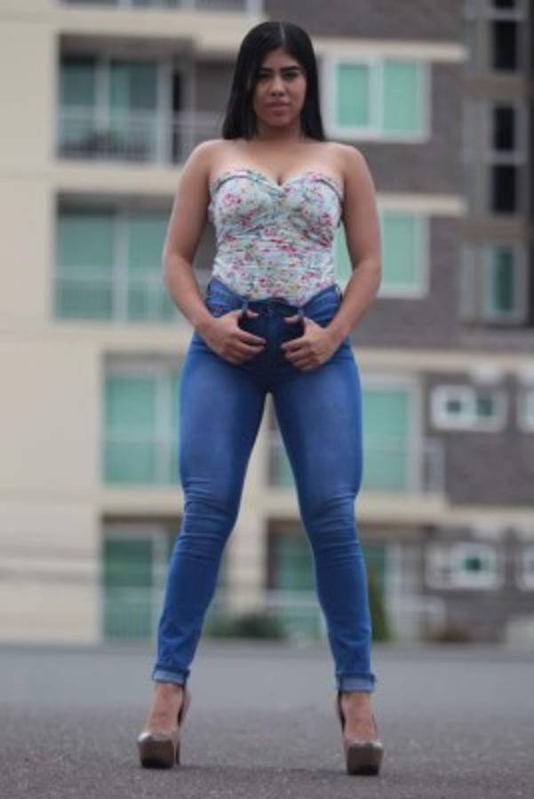 Ella es Alejandra Deras, la bella catracha que haría una locura por Ronaldinho