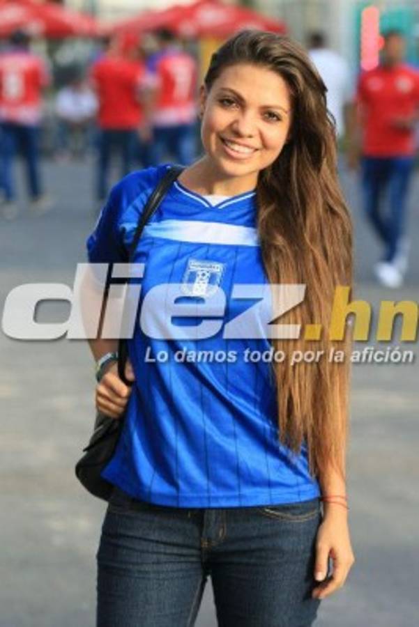 ¡Belleza! Las encantadoras chicas que adornaron el Panamá-Honduras