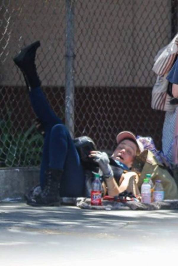 De Hollywood a la calle: el drama de una famosa modelo que ahora come basura y luce irreconocible