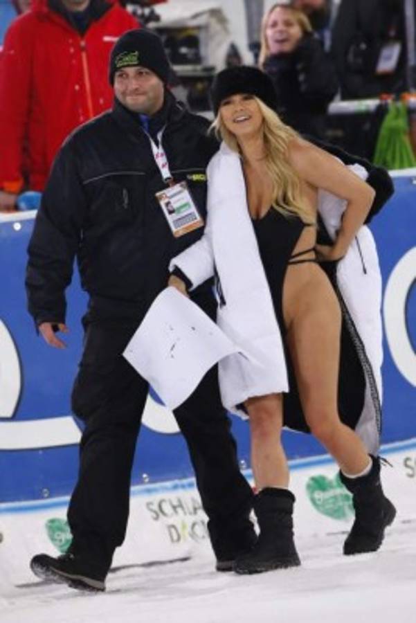 Kinsey Wolanski reaparece: Interrumpe un torneo de esquí para homenajear a Kobe Bryant