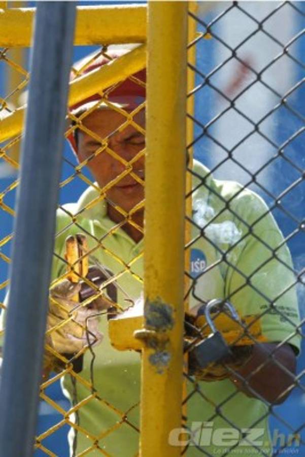 Botellas de vidrio, portones rotos y piedras, así amaneció el estadio Morazán