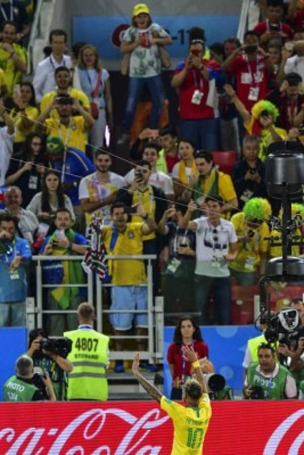 CURIOSO: El show de Neymar, jugador queda 'desnudo' y ¡pelea en las gradas!